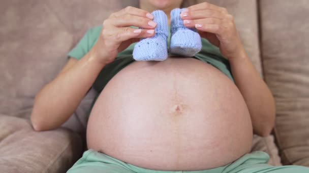 Der Nackte Magen Einer Zukünftigen Mutter Schwangere Spielt Liebevoll Mit — Stockvideo