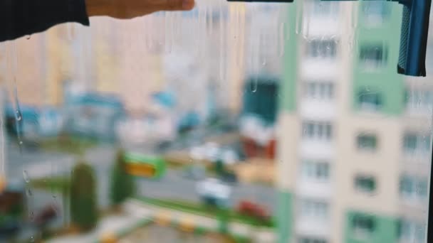 Männerhand Mit Speziellem Bürstenputzfenster Arbeiter Wäscht Verschmutztes Fensterglas Mit Einer — Stockvideo