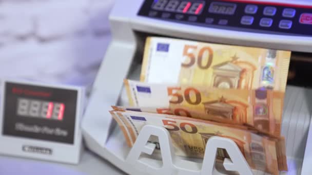 Elektronikus Számítások Euróban Papírpénz Számolására Szolgáló Automata Berendezés Ötven Eurobankjegy — Stock videók