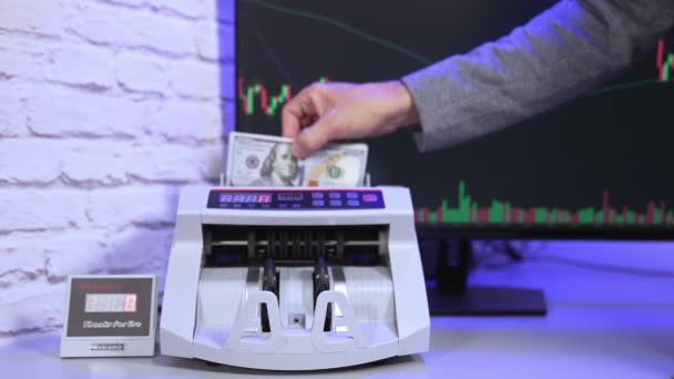 Máquina Contador Moderna Fundo Grande Monitor Mão Homem Colocando Dinheiro — Vídeo de Stock