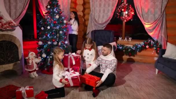 Jonge Familie Kerstavond Vader Kinderen Buurt Van Cadeaudozen Met Kerstmis — Stockvideo