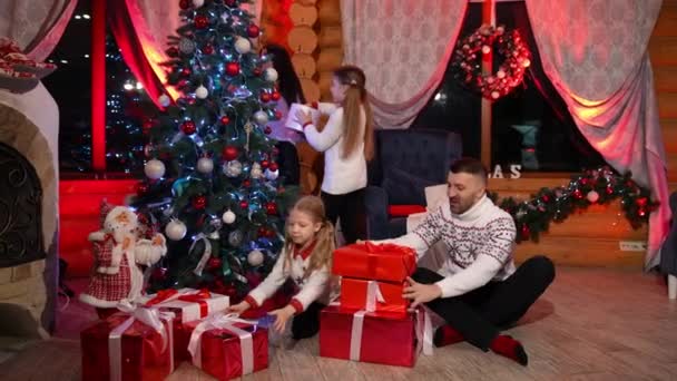 Ευτυχισμένη Οικογένεια Χριστουγεννιάτικο Διακοσμημένο Δωμάτιο Πατέρας Και Κορίτσι Κοντά Χριστουγεννιάτικα — Αρχείο Βίντεο