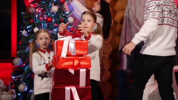 Montón Brillantes Cajas Regalo Cerca Del Árbol Navidad Familia Celebra — Vídeos de Stock