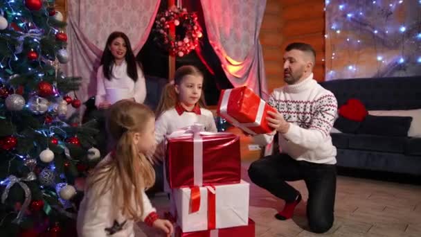 Gelukkige Familie Samen Met Kerstmis Ouders Hun Dochters Warmwitte Truien — Stockvideo