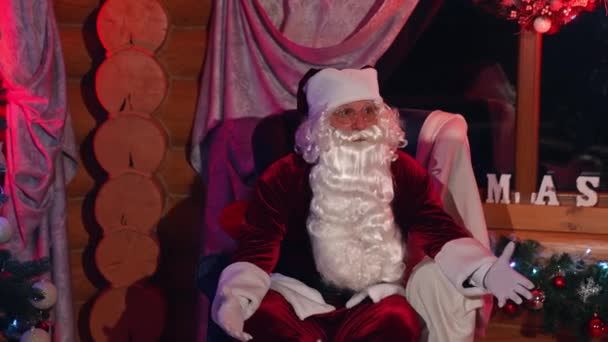 Portret Świętego Mikołaja Fotelu Prawdziwy Mikołaj Długą Białą Brodą Okularami — Wideo stockowe