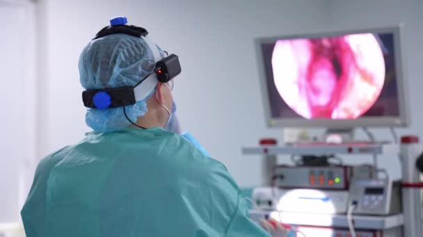 Operacja Endoskopowa Profesjonalny Lekarz Pracujący Narzędziami Chirurgicznymi Patrzący Ekran Monitora — Wideo stockowe