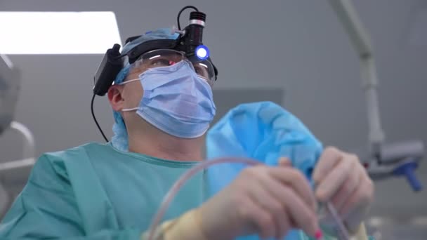 Хирург Оперирует Пациента Клинике Врач Медицинской Форме Маске Выполняющий Операции — стоковое видео