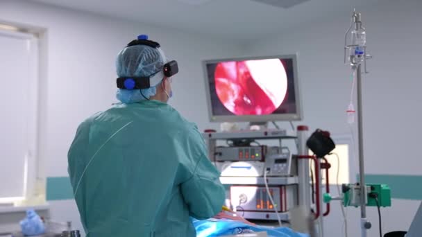 Лапароскопічна Хірургія Екрані Клініці Професійний Лікар Працює Пацієнтом Спостерігає Хірургічним — стокове відео