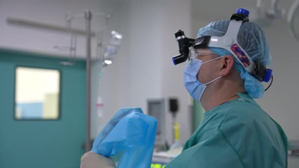 Specjalista Medyczny Pracujący Sali Operacyjnej Lekarz Masce Medycznej Specjalny Sprzęt — Wideo stockowe