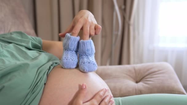 Těhotná Žena Hraje Malými Dětskými Ponožkami Budoucí Máma Modrými Pletené — Stock video