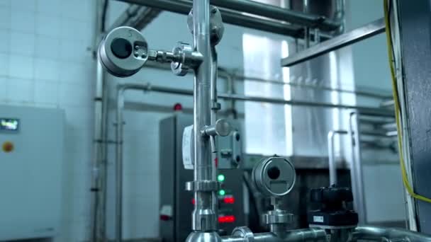 Produkcja Mleka Mleczarni Metalowe Rury Nowe Rury Technologiczne Wewnątrz Farmy — Wideo stockowe
