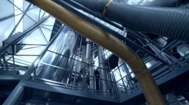 İçeride yeni metal endüstrisi var. Paslanmaz tüplü mandıra fabrikası. Modern süt fabrikasının içi. Aşağıdan görüntüle.