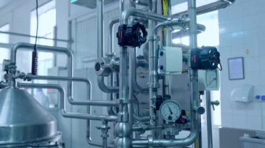 Gıda işleme tesisi. Süt fabrikasının içinde metal boruları ve modern aletleri olan yeni endüstriyel ekipmanlar..