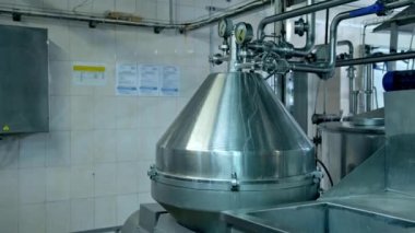 Modern süt üretim fabrikası. Süt çiftliğindeki özel aletler. Süt fabrikası endüstriyel ekipmanı. Süt ürünleri üretim tesisinde fabrika makineleri.