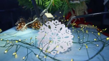 Gadget insansı Noel ağacı süslemesi. Yapay zeka makinesi kış tatili için kağıt kar tanesi hazırlıyor. Robot endüstrisi konsepti.