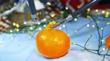 Noel 'de mandalina soymak için yeni bir teknoloji. Modern yüksek teknoloji ekipmanlarıyla yeni yıl hazırlığı. Yakın plan..