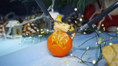 Mandarin soyan yüksek teknolojili ekipman. Noel dekorasyonunda kullanılan metal sibernetik aletler. Gelecekteki yenilikler.