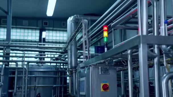 ミルク工業プラントの内部 乳製品の生産のための金属管が付いている新しい装置 自動化された装置が付いている現代ミルク工場 — ストック動画