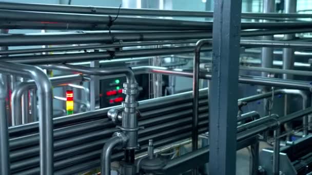 Průmyslové Zařízení Kovovými Trubkami Mlékárně Tovární Stroje Průmyslovým Potrubím Mlékárenském — Stock video