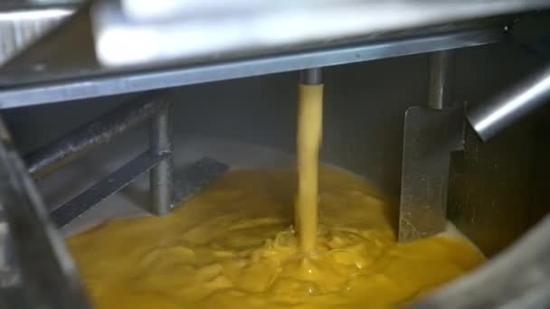 黄色い液体が容器に注ぎ込まれています バターまたはクリームの生産ライン 食品産業の生産 乳製品メーカー — ストック動画