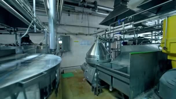 Mléčná Továrna Kovové Zařízení Průmyslovým Potrubím Pro Zpracování Mléka Interiéru — Stock video
