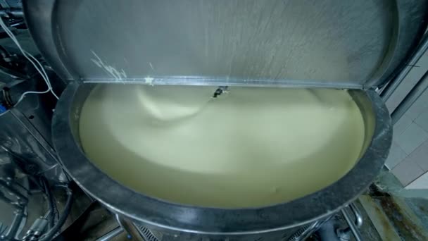 バターを作るための産業機器 ミルク工場でバターを混合する現代の容器 タンク内のクリーミー乳製品 — ストック動画
