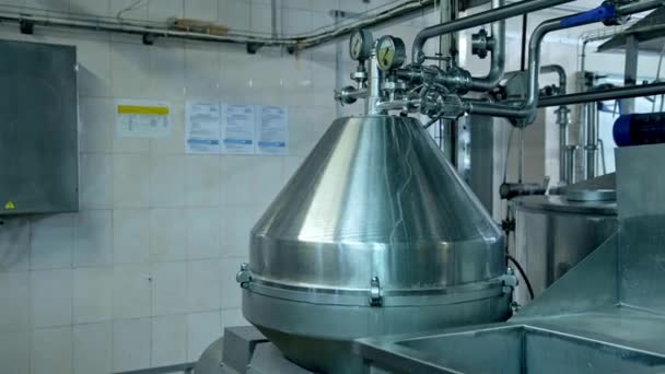 现代牛奶生产厂 奶牛场的专用设备 乳品厂工业设备 奶类食品生产厂的工厂机械 — 图库视频影像