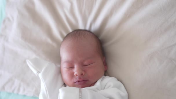 Βρέφος Πορτρέτο Ενός Νεογέννητου Μωρού Λευκά Ρούχα Ξαπλωμένο Στο Κρεβάτι — Αρχείο Βίντεο
