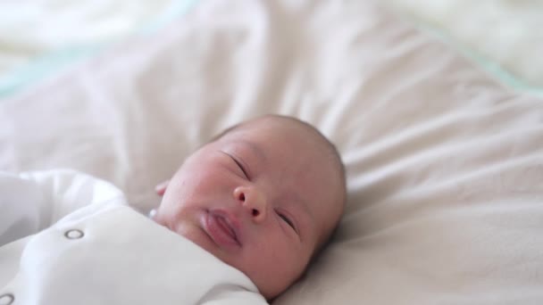 Portret Van Een Schattig Kind Pasgeboren Baby Jongen Liggend Zachte — Stockvideo