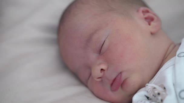 愛らしい赤ちゃんは自宅で柔らかいベッドで静かに眠ります 寝ている赤ん坊の顔写真 健康的な夢 出産後の両親のための静かな夜 — ストック動画