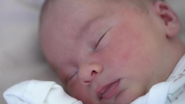 かわいい赤ちゃんが眠っている かわいい新生児の赤ちゃんが寝ている顔の肖像 健康な子供たちの睡眠 幼い赤ちゃん クローズアップ — ストック動画