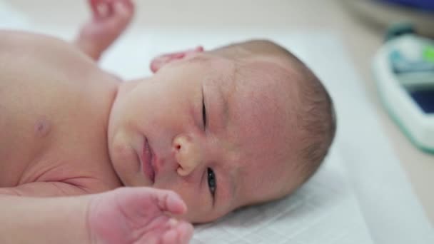 Детская Икота Новорожденный Мальчик Лежит Больничном Столе Боковой Портрет Милого — стоковое видео