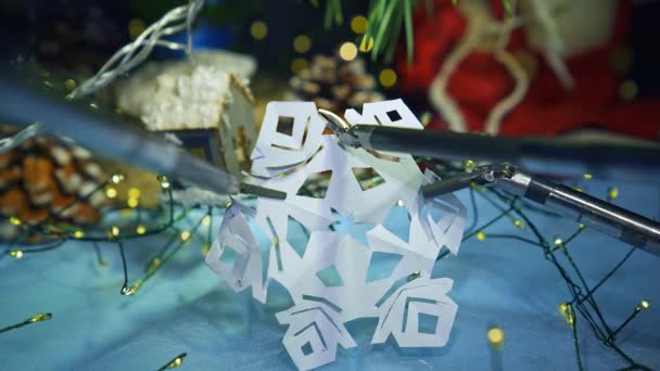 紙スノーフレークを切断するロボット工具 クリスマスの装飾を作るスマートロボット 新年に備える最新のインテリジェント機器 — ストック動画