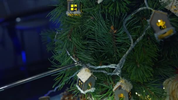 Kunstmatige Intelligentie Robot Versieren Kerstboom Moderne Robotapparatuur Hangt Speelgoed Aan — Stockvideo
