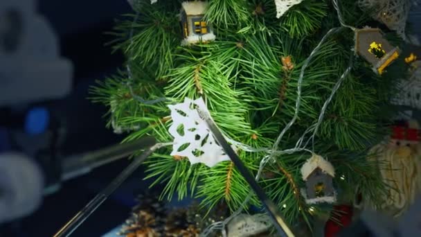 Vánoční Stromek Kovové Kyborgské Paže Robotické Vybavení Pro Zdobení Novoroční — Stock video