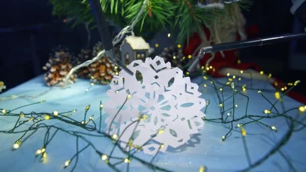 Gadget Humanoid Decorating Christmas Tree Artificial Intelligence Machine Preparing Paper — Stock Video