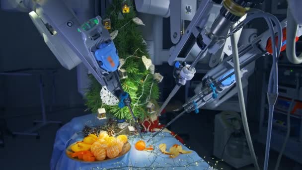 Hírszerző Gép Karácsonyfa Háttér Robotfelszerelés Narancssárga Mandarint Hámoz Újévre Jövőbeli — Stock videók