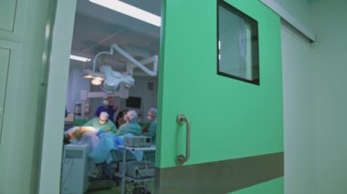 Abdominoplasti ameliyatı. Karnındaki yağ dokusunun cerrahi müdahaleyle alınması.