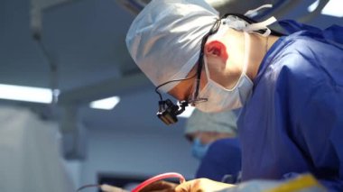 Profesyonel doktor ameliyathanede ameliyat yapıyor. Ameliyathanede ameliyat sırasında doktor..