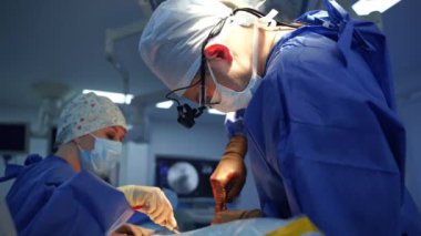 Tıbbi üniformalı profesyonel doktorlar ameliyat yapıyor. Nörocerrahların operasyon süreci.