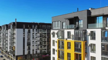 Şehirde çağdaş konut binası. Çok katlı bir apartmanın modern tasarımının dış cephesi. Hava görünümü.