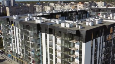 Şehirde yeni bir mimari. Yolun yakınındaki yüksek katlı apartmanlar. Çok katlı binanın modern tasarımı. İHA uçuşu.