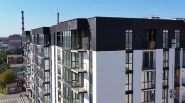 Şehirde çağdaş konut binası. Çok katlı bir apartmanın modern tasarımının dış cephesi. Hava görünümü.