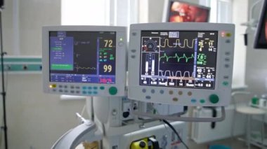 Yoğun bakım ünitesindeki monitörler. Hastanedeki ameliyat sırasında ekrandaki bir hastanın kalp atışları. Sağlık hizmetleri kavramı.