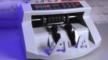 para sayma makinesi bize 100 dolar faturaları sayar