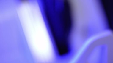 100 Amerikan Doları para sayma makinesi devrede. Kapatın. Kağıt para hesaplaması için para sayma ekipmanı.