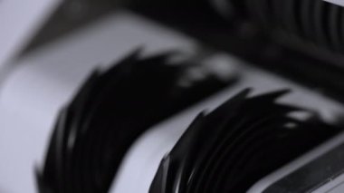 Para sayma makinesi Yeni 100 Amerikan doları sayıyor.