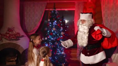 Ho ho ho, Mutlu Noeller. İki meraklı kız karanlık odada dikilip Noel Baba 'yı dinliyor. Elinde hediyeler olan bir adam. Tatil kavramı