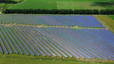 Yeşil alandaki fotovoltaik paneller. Mavi güneşli piller güneşten temiz enerji alırlar. Yenilikçi güneş enerjisi istasyonu. Yenilenebilir enerji kavramı
