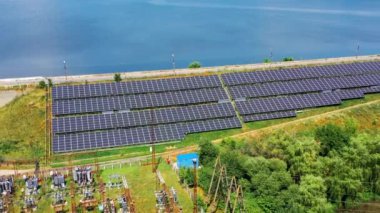 Güneş panelleri havadan görünüyor. Güneş çiftliğindeki güneş panellerinin en üst görüntüsü, insansız hava aracının görüntüsü. Yeni ekolojik enerji kavramı